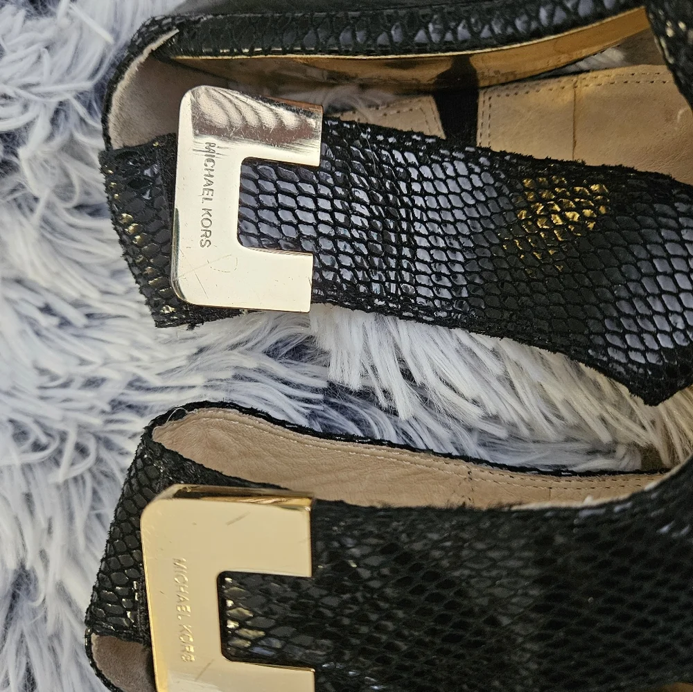 Michael Kor's Strappy Sexy Sandals Sz 7 Fits 7 1/2 foot Black and Gold - Picture 4 of 8
